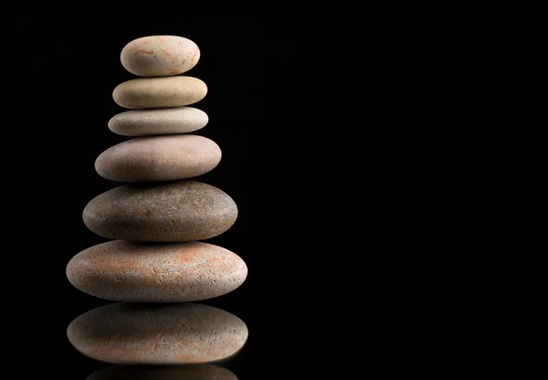 Balancing zen stenen op zwart — Stockfoto