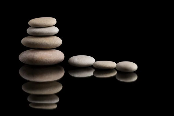 Zen-Steine auf Schwarz balancieren — Stockfoto