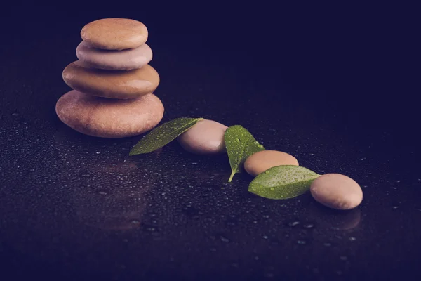Równoważenie zen kamienie na czarny — Zdjęcie stockowe
