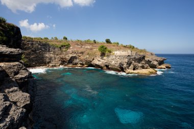 Nusa Penida Adası'nda sahil şeridi 