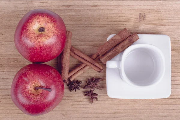 Jablko skořice a prázdný pohár — Stock fotografie