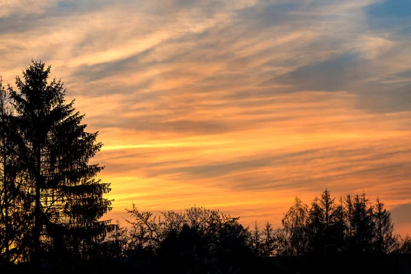 Tramonto con cielo arancione e nuvole — Foto Stock