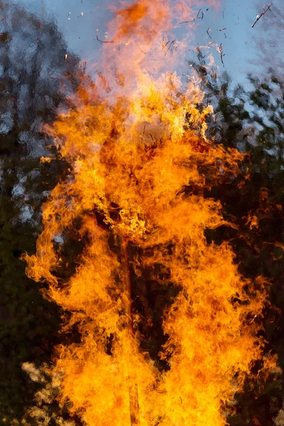 Großes Walpurgisnacht-Feuer — Stockfoto