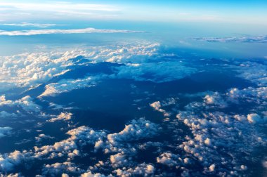 büyük beyaz bulut ve mavi gökyüzü arka plan