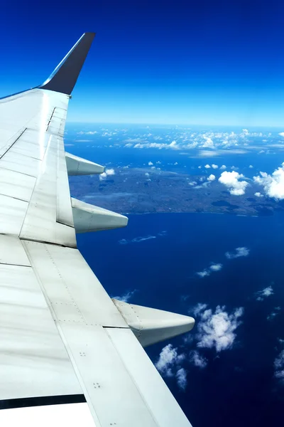 Avião asa no céu azul — Fotografia de Stock