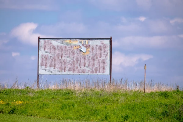 Plakatwand mit alten zerrissenen Plakaten — Stockfoto