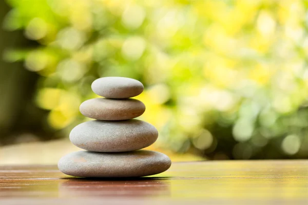 Stapel pebble stenen buiten te balanceren — Stockfoto