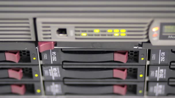Blinkende Leds des Server-Stacks mit Festplatten in einem Rechenzentrum — Stockvideo