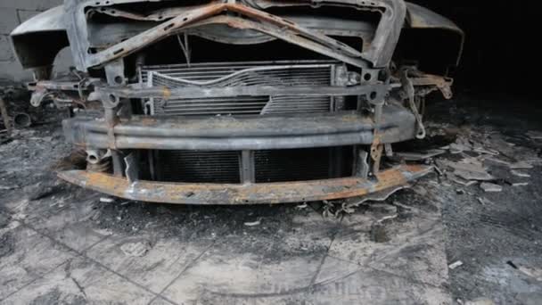 vidéo panoramique de voiture brûlée dans le garage 