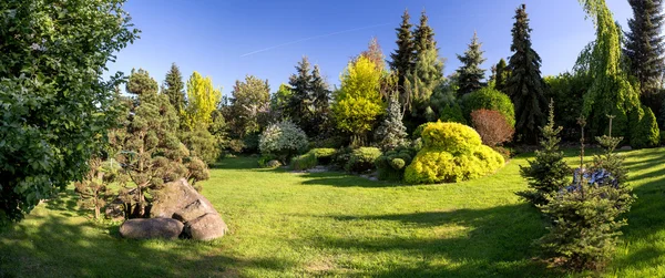 Hermoso diseño de jardín de primavera — Foto de Stock