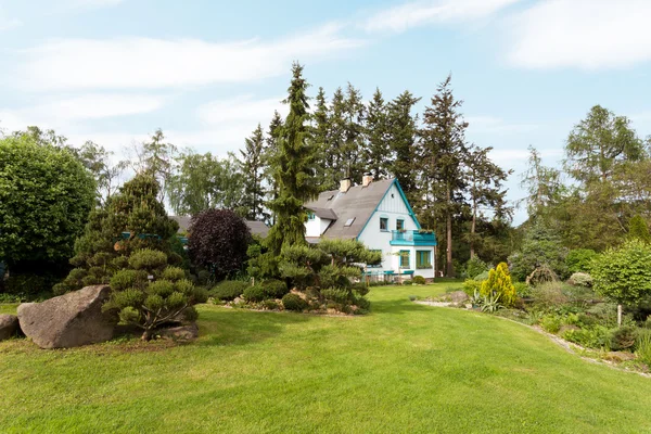 Schönes Haus im Frühlingsgarten — Stockfoto