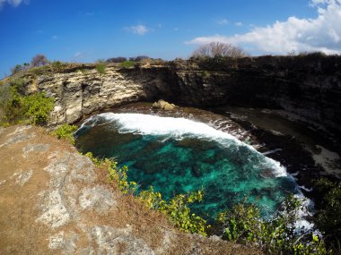 Tünel krater kıyı şeridi Nusa Penida Adası'nda