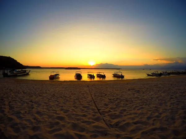 Nusa penida, spiaggia di Bali con cielo drammatico e tramonto — Foto Stock