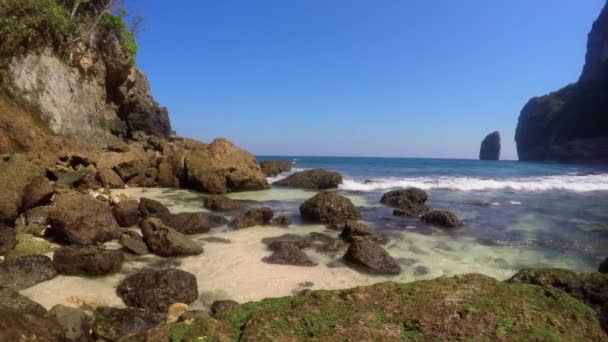 Linia brzegowa w Nusa Penida Wyspa ocean indyjski — Wideo stockowe