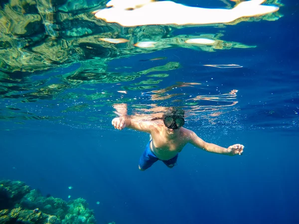 Underwater shoot of a young boy snorkeling in red sea — Stock Photo, Image