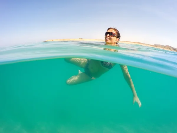 Csinos nő úszni a Vörös-tenger — Stock Fotó