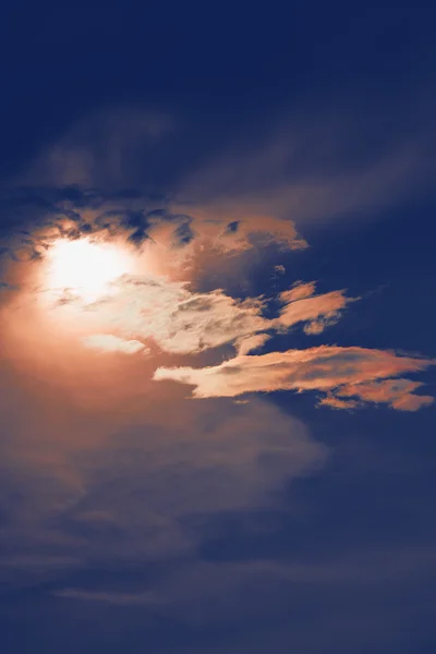 Por do sol com nuvens de sol sobre nuvens — Fotografia de Stock