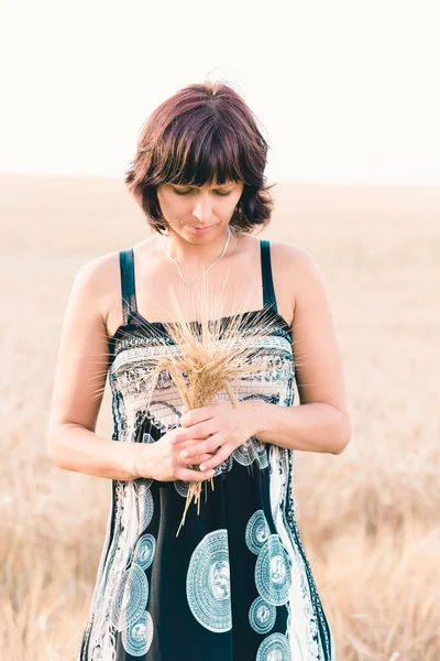 中年麦畑の美しさの女性 — ストック写真