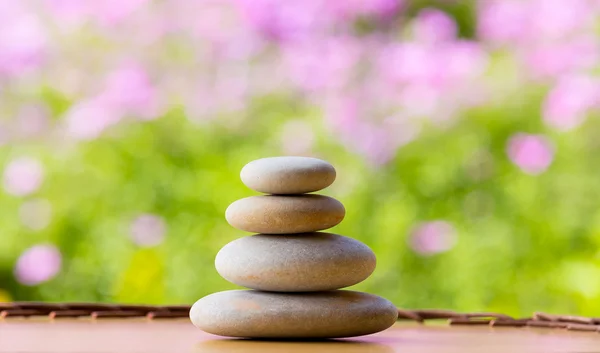 Balancing pebble stenen zen buiten — Stockfoto