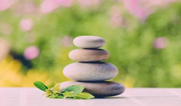 Balancing pebble stenen zen buiten — Stockfoto