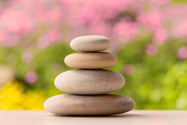 Balanceamento de pedras zen seixos ao ar livre — Fotografia de Stock