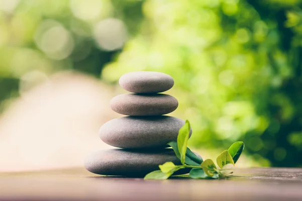 Balancing pebble stenen zen buiten — Stockfoto