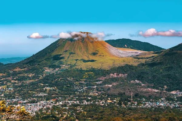 Mahawu 火山，印度尼西亚苏拉威西 — 图库照片