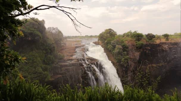 Victoria falls med dimma från vatten — Stockvideo