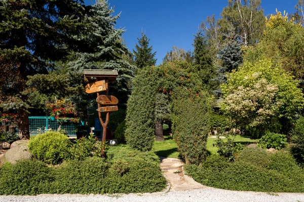Mooie zomerse tuin ontwerp — Stockfoto