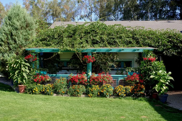 Prachtige pergola in tuin ontwerp — Stockfoto