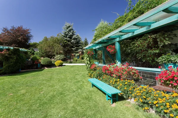 Prachtige pergola in tuin ontwerp — Stockfoto