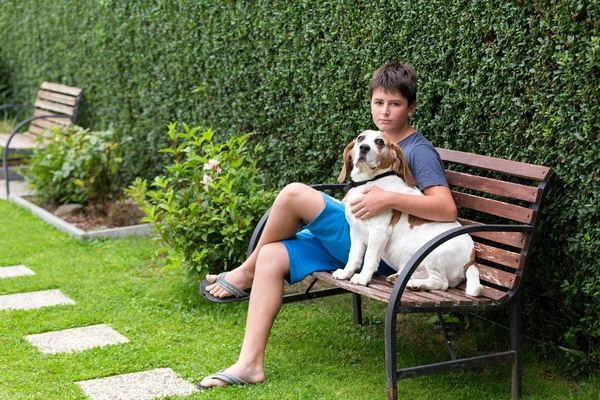 Feliz joven Boy y su perro — Foto de Stock