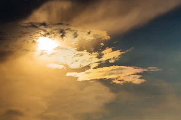 Coucher de soleil avec nuages de soleil sur nuages — Photo
