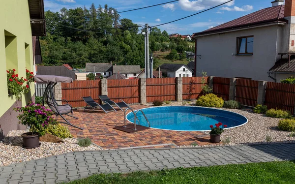 Kleines Heim Schwimmbad Mit Klarem Wasser Dorfhaus Tschechien — Stockfoto