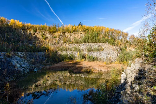 Herbst Farbige Bäume Landschaft Von Verlassenen Und Überfluteten Steinbruch Tschechische — Stockfoto