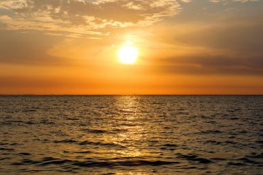 Madagaskar Burnu 'nda güzel bir günbatımı, grafik projeler için gökyüzünün yerini alacak. Gün batımı manzarası