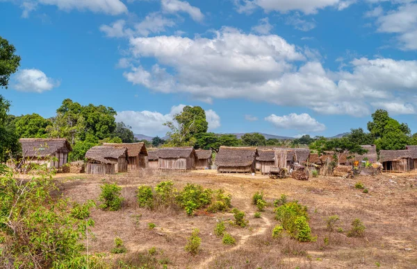 马达加斯加西北部一个典型的村庄 传统的木制非洲小木屋 屋顶用稻草制成 马达加斯加景观 — 图库照片