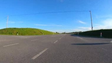 Yeşil bahar kırsalında araba gezisi