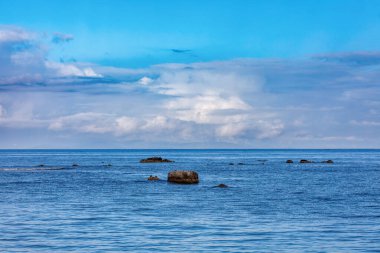 Nosy Mangabe Ulusal Parkı 'nda Hint Okyanusu' nun üzerinde güneşli bir gün batımı. Madagaskar cennet manzarası. Vahşi doğa saf doğa sahnesi