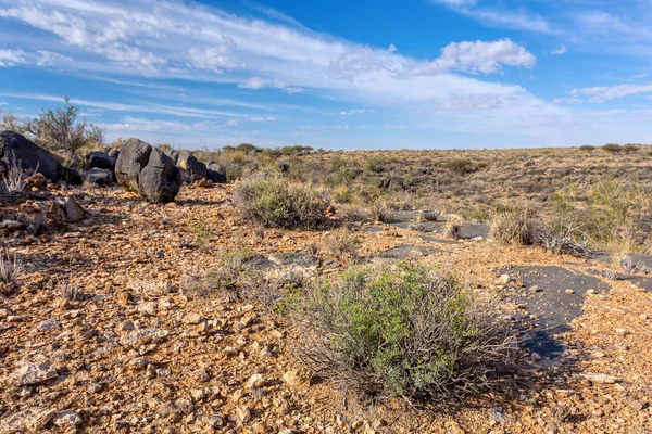 美しいナミビア中央部の石の砂漠の風景 伝統的なアフリカの風景の興味深い石の風景 アフリカの大自然 — ストック写真