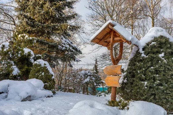 Vacker Träskylt Vinterträdgården Täckt Med Nysnö — Stockfoto