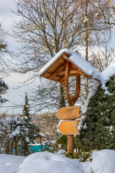 Krásný Dřevěný Ukazatel Zimní Zahradě Pokrytý Čerstvým Sněhem — Stock fotografie