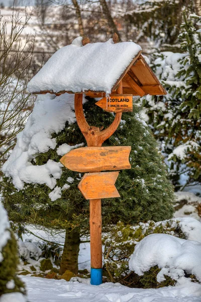 Krásný Dřevěný Ukazatel Zimní Zahradě Pokrytý Čerstvým Sněhem — Stock fotografie