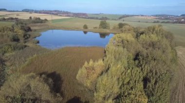 Küçük göletli güzel pınarlı kırlarda uçmak