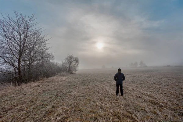Homem Silhueta Andar Nevoeiro Nebuloso Campo Dramático Místico Nascer Sol — Fotografia de Stock