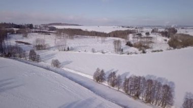 Güneşli bir günde, kış kırsalının havadan görünüşü.