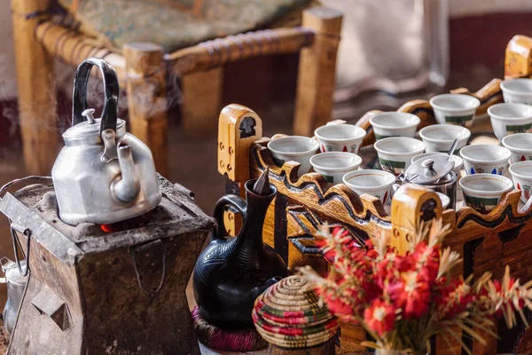 Miejsce Filiżankami Etiopskiej Kawy Serwowane Aromatyczną Esencją Zwaną Buna Kadzidło — Zdjęcie stockowe