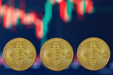 Bitcoin, yeni Sanal Para Konsepti. Altın bitcoinler, Candle grafik çizelgesi ve dijital arkaplan. Altın sikke, ikon B ile. Madencilik ya da engelleme teknolojisi