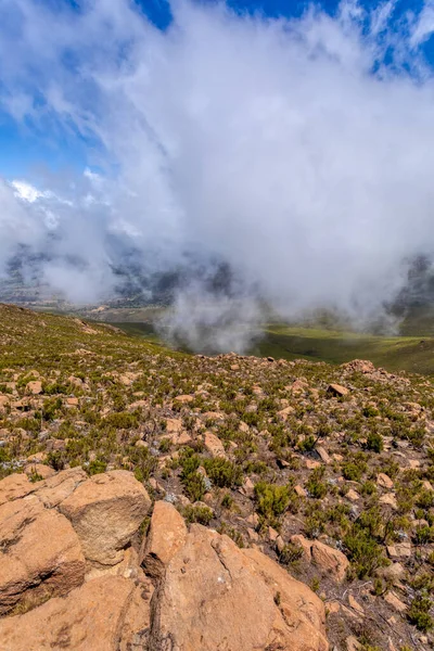 エチオピアベール山脈国立公園の風景です エチオピアの荒野純粋な自然 青空と霧の晴れた日 — ストック写真