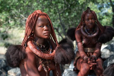 NAMIBIA, OMUSATI REGION, 7 MAYIS: boynundaki geleneksel saç stili ve kolyeleriyle Himba kadınının portresi. Himba, Namibya 'nın kuzeyindeki Namibya' nın yerlilerindendir.